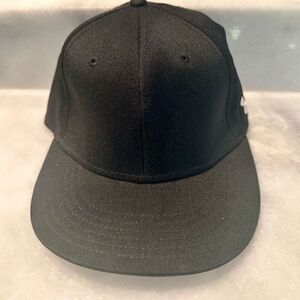 Under Armour B500 Structured Six Panel Fitted Baseball Cap Solid Black Small